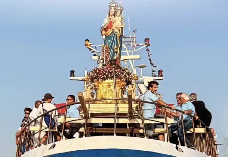 La statua di Maria Ss. di Portosalvo trasportata a bordo di un'imbarcazione durante la processione a mare a Marina di Ragusa