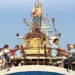 La statua di Maria Ss. di Portosalvo trasportata a bordo di un'imbarcazione durante la processione a mare a Marina di Ragusa