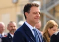 Nino Minardo, commissario regionale di Forza Italia in Sicilia, in abito blu durante una cerimonia istituzionale all'aperto