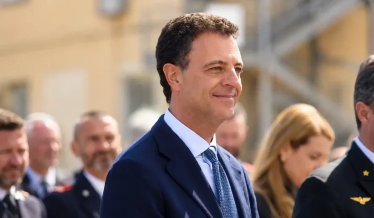 Nino Minardo, commissario regionale di Forza Italia in Sicilia, in abito blu durante una cerimonia istituzionale all'aperto