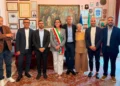 La sindaca di Modica Maria Monisteri Caschetto con la fascia tricolore e i sette assessori della nuova giunta, nella sala del Municipio