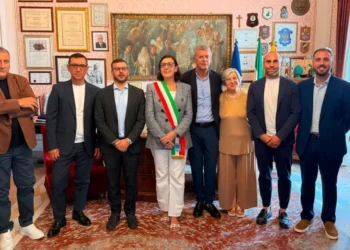 La sindaca di Modica Maria Monisteri Caschetto con la fascia tricolore e i sette assessori della nuova giunta, nella sala del Municipio