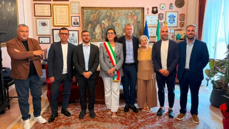 La sindaca di Modica Maria Monisteri Caschetto con la fascia tricolore e i sette assessori della nuova giunta, nella sala del Municipio