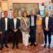La sindaca di Modica Maria Monisteri Caschetto con la fascia tricolore e i sette assessori della nuova giunta, nella sala del Municipio
