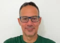 Luca Santacroce, nutrizionista dell'Avimec Modica, in maglietta verde con occhiali dalla montatura blu