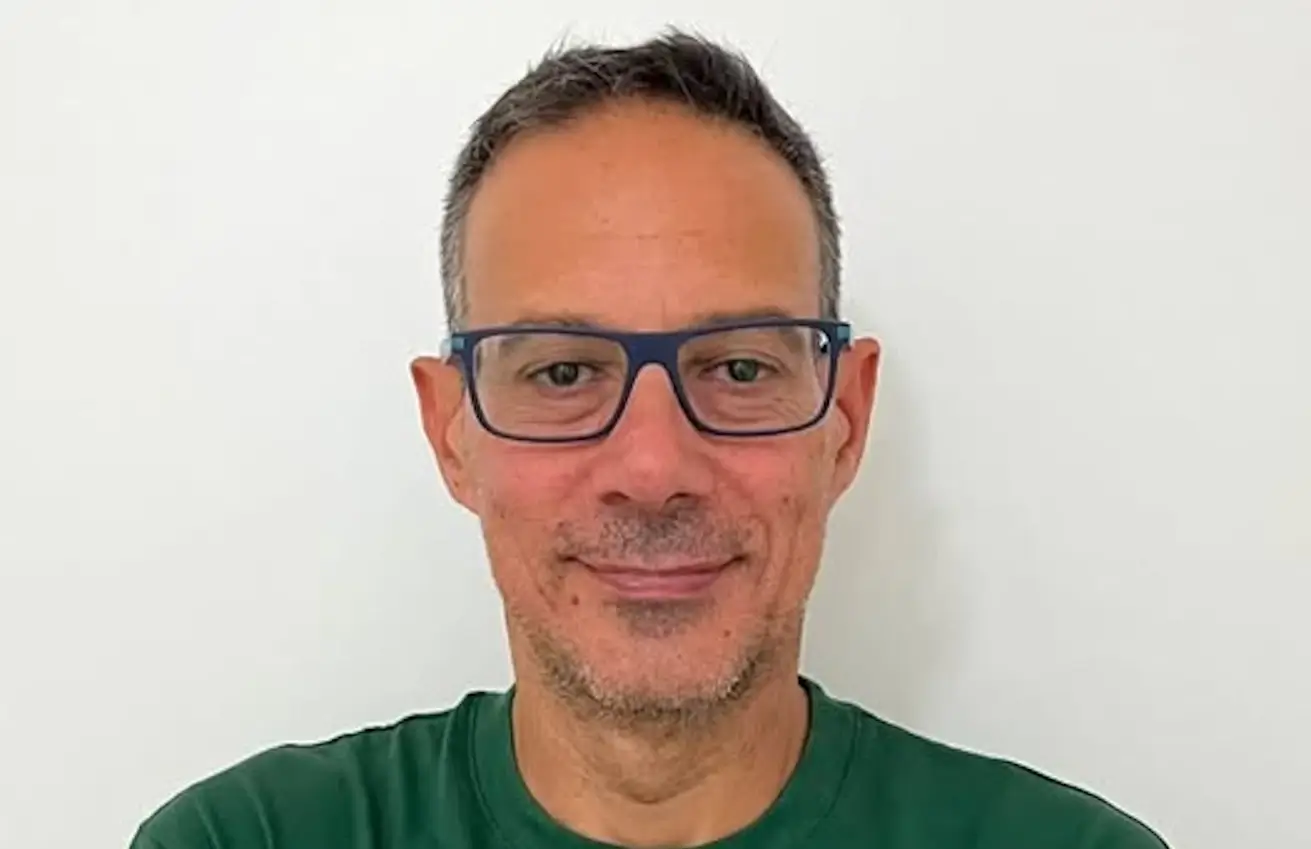 Luca Santacroce, nutrizionista dell'Avimec Modica, in maglietta verde con occhiali dalla montatura blu