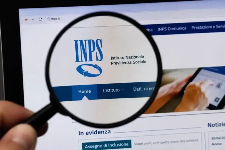 Sito dell’INPS visualizzato su un computer e ingrandito con una lente