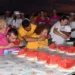 Partecipanti del Palio delle Contrade 2026 a Punta Braccetto durante la gara di mangiare anguria, circondati dal pubblico.