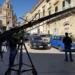 Gru cinematografica e troupe in piazza a Ragusa Ibla, davanti al Duomo di San Giorgio, tra auto parcheggiate