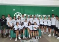 Giocatrici e staff della Passalacqua Ragusa Basket in maglia bianca posano nella sede del main sponsor a Ragusa