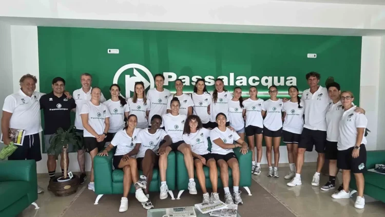 Giocatrici e staff della Passalacqua Ragusa Basket in maglia bianca posano nella sede del main sponsor a Ragusa