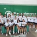 Giocatrici e staff della Passalacqua Ragusa Basket in maglia bianca posano nella sede del main sponsor a Ragusa