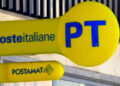 Insegne di Poste Italiane e Postamat all'esterno di un ufficio postale