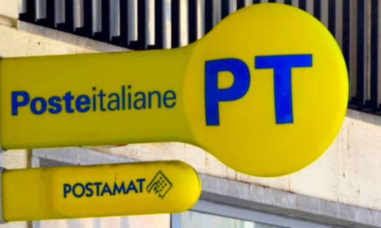 Insegne di Poste Italiane e Postamat all'esterno di un ufficio postale