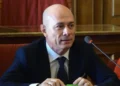 Stefano Guccione, amministratore unico di Iblea Acque, seduto a un tavolo istituzionale durante un'audizione o conferenza