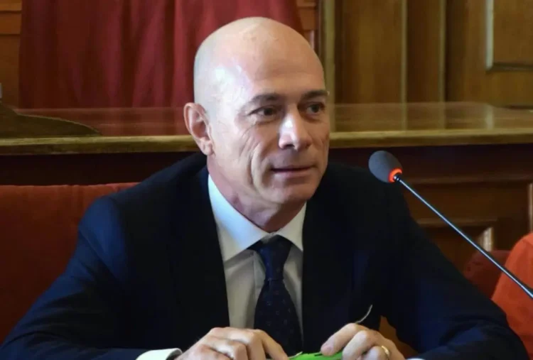 Stefano Guccione, amministratore unico di Iblea Acque, seduto a un tavolo istituzionale durante un'audizione o conferenza