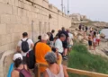 Persone in visita lungo la costa di Cava D’Aliga durante l’appuntamento di Archeostorie