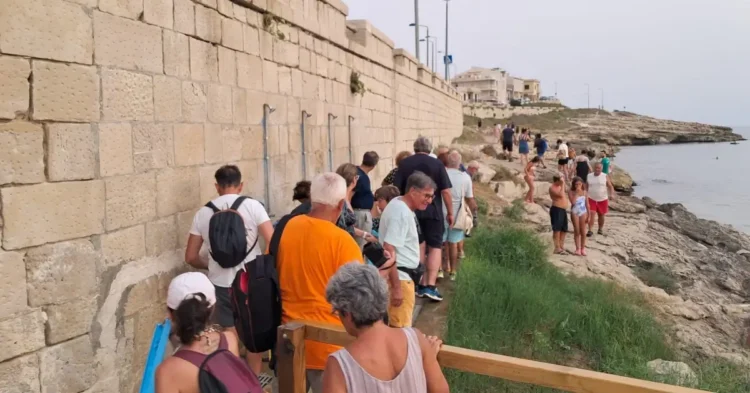Persone in visita lungo la costa di Cava D’Aliga durante l’appuntamento di Archeostorie