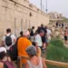 Persone in visita lungo la costa di Cava D’Aliga durante l’appuntamento di Archeostorie