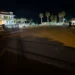La piazzetta soprastante il porto turistico di Marina di Ragusa di notte, con il manto stradale quasi completamente al buio