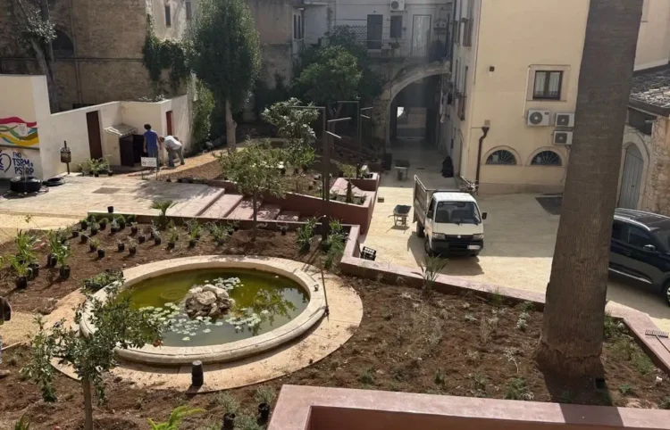 Vista dall'alto di piazzetta Mons. Tidona a Ragusa con la nuova vasca, le aiuole piantumate e operai al lavoro