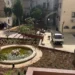 Vista dall'alto di piazzetta Mons. Tidona a Ragusa con la nuova vasca, le aiuole piantumate e operai al lavoro