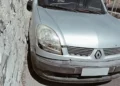 Furgone Renault Kangoo argento con paraurti anteriore danneggiato, parcheggiato lungo un muro in pietra a Modica