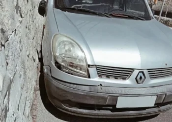 Furgone Renault Kangoo argento con paraurti anteriore danneggiato, parcheggiato lungo un muro in pietra a Modica