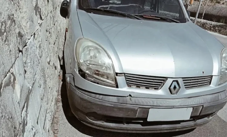 Furgone Renault Kangoo argento con paraurti anteriore danneggiato, parcheggiato lungo un muro in pietra a Modica