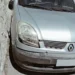 Furgone Renault Kangoo argento con paraurti anteriore danneggiato, parcheggiato lungo un muro in pietra a Modica