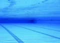 Vista subacquea di una piscina olimpionica con corsie sul fondo