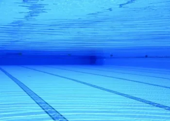 Vista subacquea di una piscina olimpionica con corsie sul fondo
