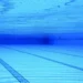 Vista subacquea di una piscina olimpionica con corsie sul fondo