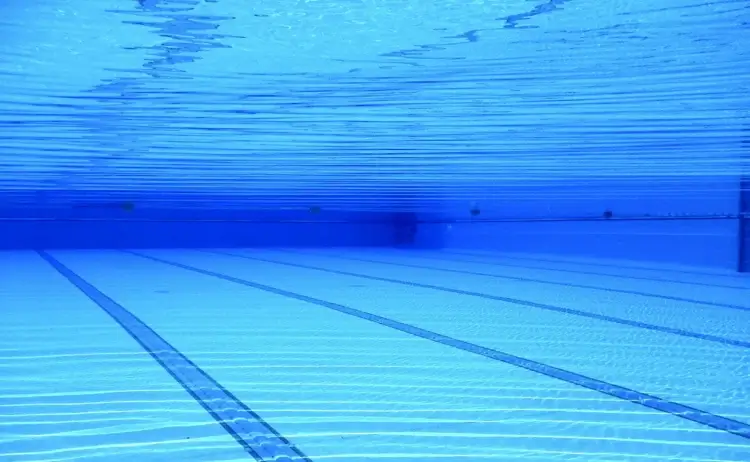 Vista subacquea di una piscina olimpionica con corsie sul fondo