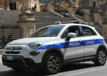 Auto della Polizia Locale parcheggiata davanti alla scalinata barocca di San Giorgio a Modica