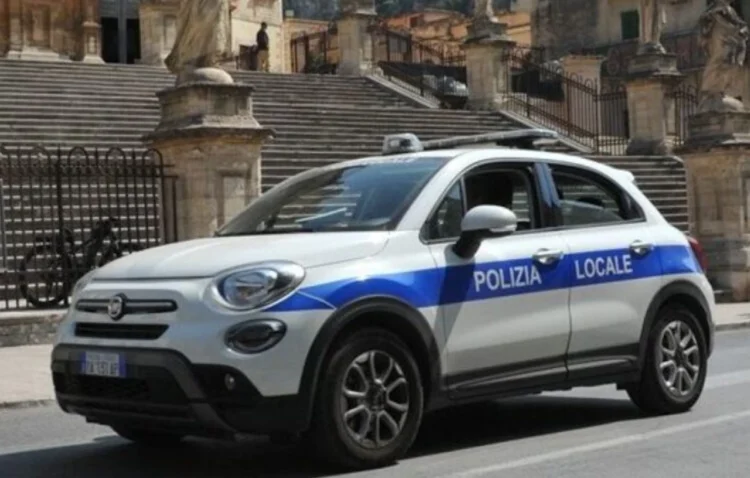Auto della Polizia Locale parcheggiata davanti alla scalinata barocca di San Giorgio a Modica