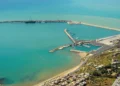 Veduta aerea del porto di Pozzallo con darsena commerciale, molo foraneo e marina turistica sul Mediterraneo