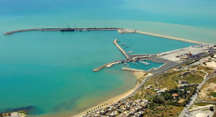 Veduta aerea del porto di Pozzallo con darsena commerciale, molo foraneo e marina turistica sul Mediterraneo
