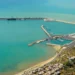 Veduta aerea del porto di Pozzallo con darsena commerciale, molo foraneo e marina turistica sul Mediterraneo