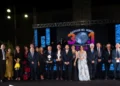 Foto di gruppo sul palco in piazza Libertà a Ragusa, premiati e autorità davanti al maxischermo del Premio