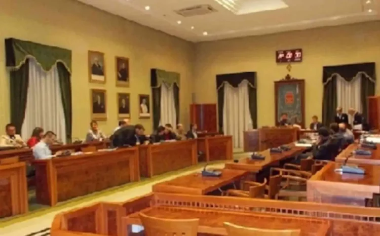 Sala del Consiglio Comunale di Modica durante una seduta
