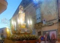 Il simulacro del Santissimo Salvatore portato in processione al crepuscolo tra le vie del centro storico di Chiaramonte Gulfi