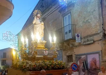 Il simulacro del Santissimo Salvatore portato in processione al crepuscolo tra le vie del centro storico di Chiaramonte Gulfi