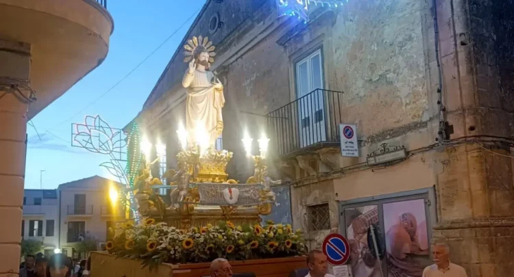 Il simulacro del Santissimo Salvatore portato in processione al crepuscolo tra le vie del centro storico di Chiaramonte Gulfi