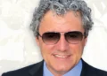 Francesco Di Benedetto, professore di Ispica: capelli grigi ricci, occhiali da sole, giacca scura e camicia azzurra.
