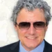 Francesco Di Benedetto, professore di Ispica: capelli grigi ricci, occhiali da sole, giacca scura e camicia azzurra.
