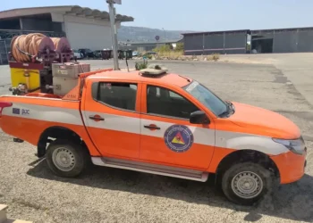 Pick-up Mitsubishi L200 arancione della Protezione Civile Regione Siciliana con modulo antincendio e bobine tubo sul cassone