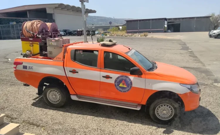 Pick-up Mitsubishi L200 arancione della Protezione Civile Regione Siciliana con modulo antincendio e bobine tubo sul cassone