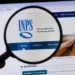 Lente d'ingrandimento sul sito ufficiale INPS visualizzato su uno schermo di computer.