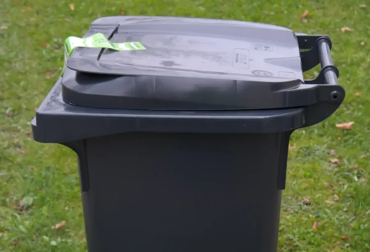 Contenitore per la raccolta del secco residuo su un prato